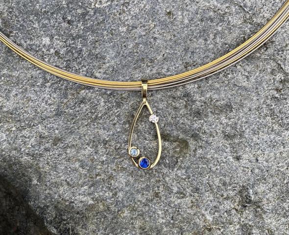 Anhänger "blaue Stunde", Gelbgold, Edelsteine, 2.880€ Anhänger Saphir