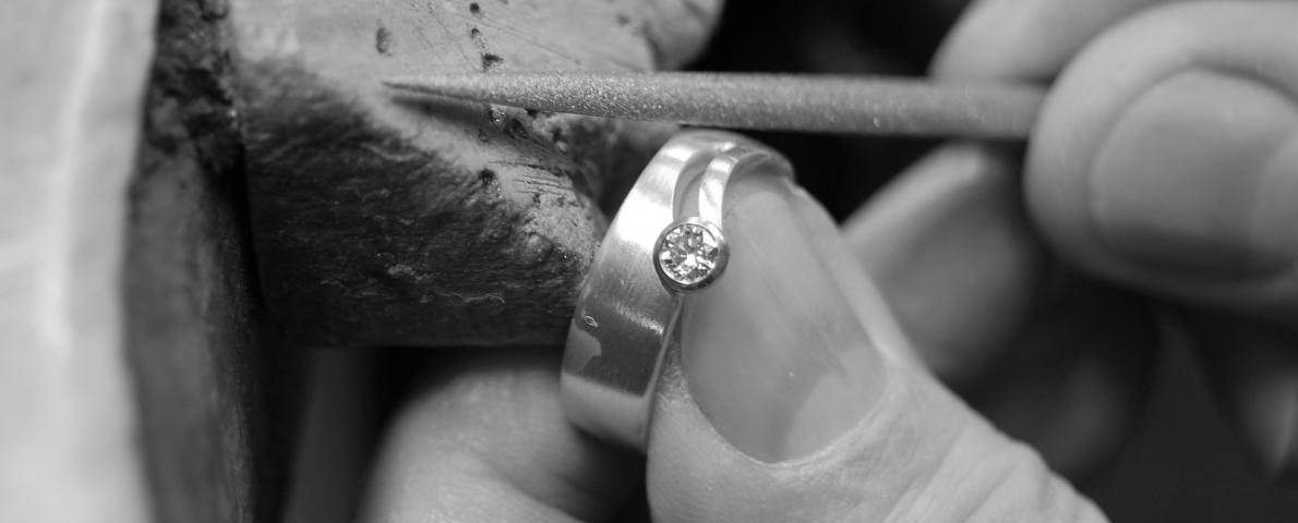 Handwerkliche Präzision und erstklassige Qualität - darauf dürfen Sie sich bei uns 100%ig verlassen. Umarbeitung Werkstatt Goldschmiede
