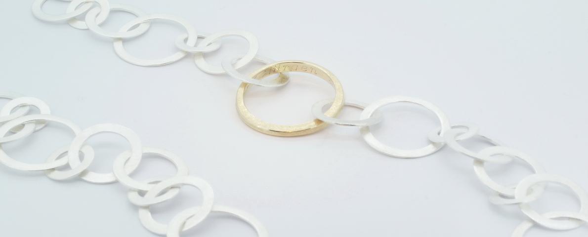 Kette mit integriertem Trauring Kette mit integriertem Trauring