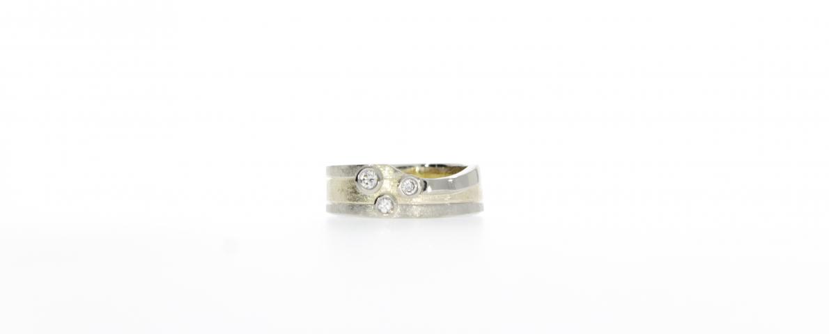 Ring aus zwei Trauringen
