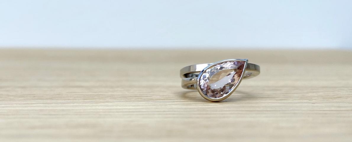 Ring "Morgenlicht" 3.060€ Weißgold mit Tropfen