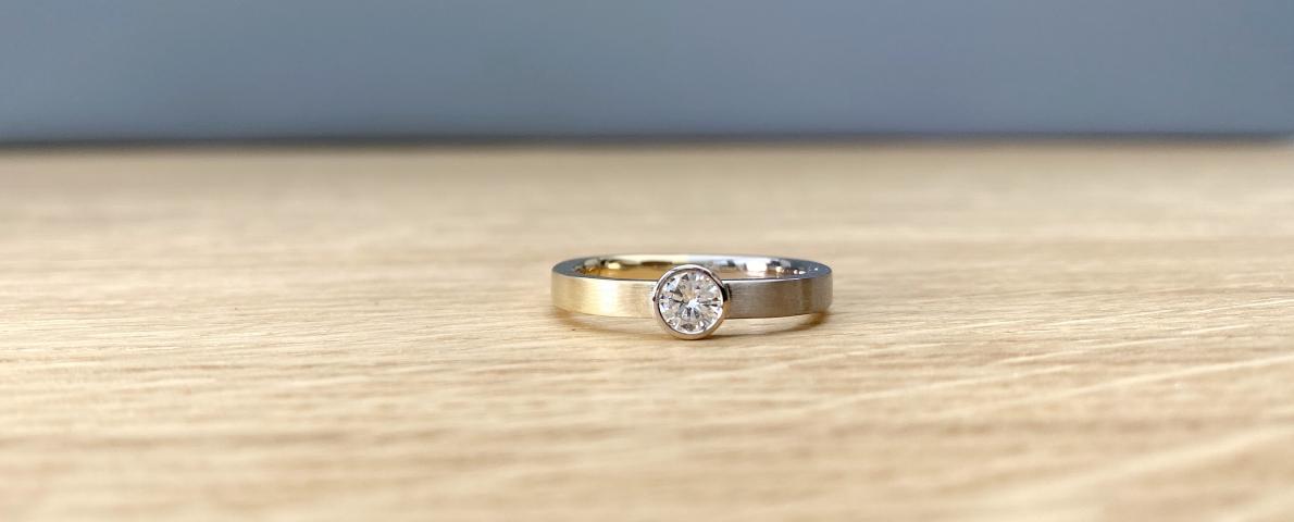 Verlobungsring zweifarbig Gelb- und Weißgold mit Brillant Verlobungsring