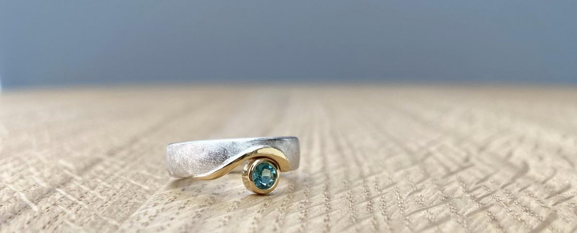 Ring mit Saphir