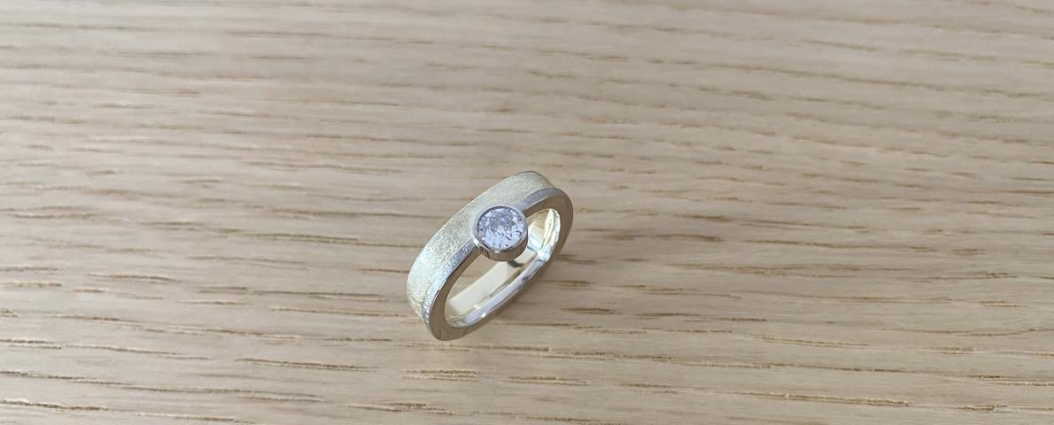 neuer Ring aus geerbtem Schmuck