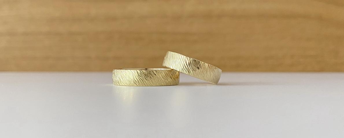 Trauringe mit Wellen in Gold