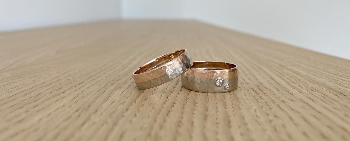 Trauring Umarbeitung mit Hammerschalgstruktur Trauring Umarbeitung Rose und Weißgold