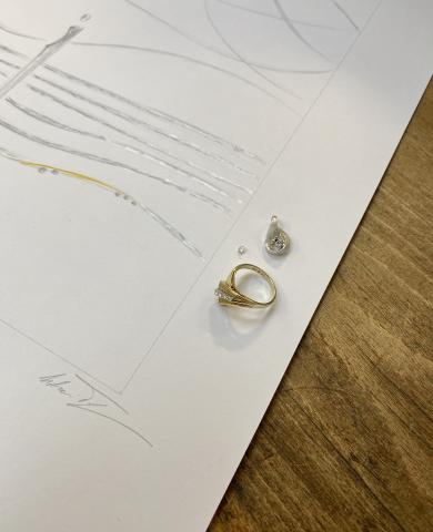 Alter Schmuck in einem Silberbild verarbeitet alter Schmuck in einem Silberbild verarbeitet
