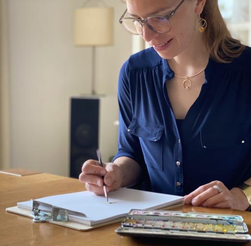Stephanie Telgmann skizziert individuelle Entwürfe Stephanie Telgmann
