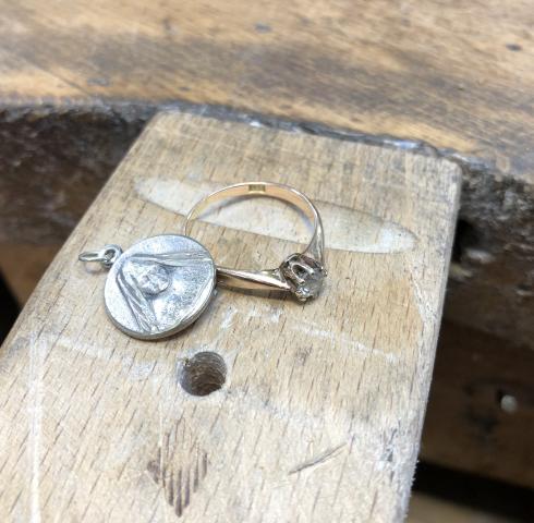 Erinnerungsstücke Münze und alter Ring zum umarbeiten