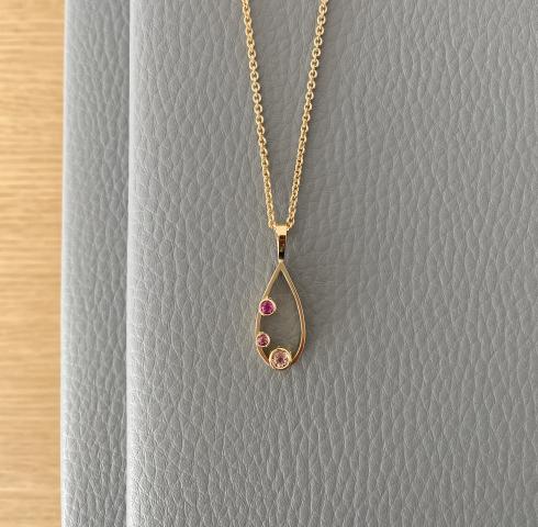 Anhänger "Kirschblüte", Gelbgold mit Turmalinen, 2.590€ Anhänger mit Turmalin