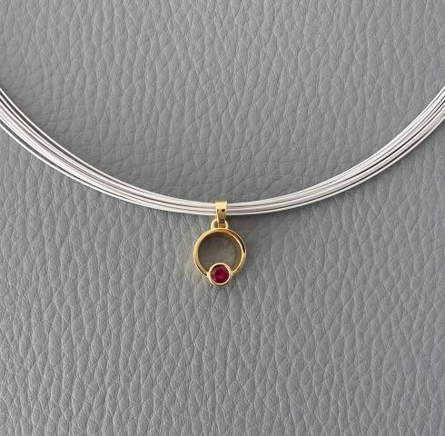 Anhänger "spring", Gelbgold mit Rubin, 2.280€ Anhänger "spring", Gelbgold mit Rubin, 2.280€