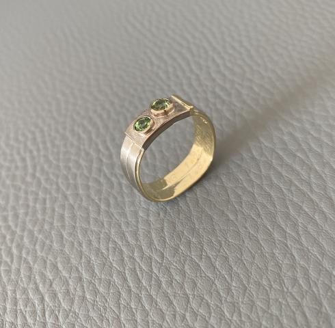 zwei Eheringe werden zu einem neuen Ring Trauring ummantelt