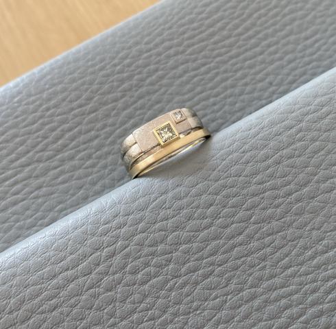 neuer Ring aus zwei Trauringen