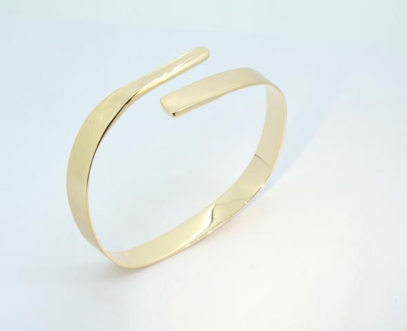 Armreifen "Spannung" ausgefallener Armreifen Armspange Gold
