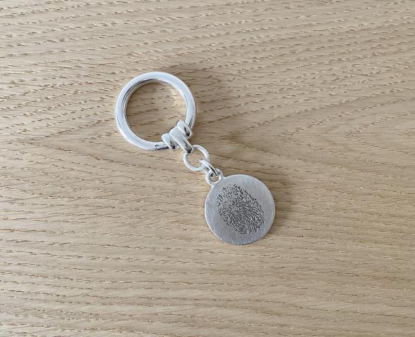 Vorderseite Schlüsselanhänger mit Fingerabdruck