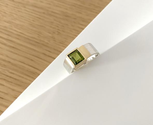 Ring "Green", Silber, Gold, Peridot, 2.500€ Ring "Green", Silber, Gold, 2.500€