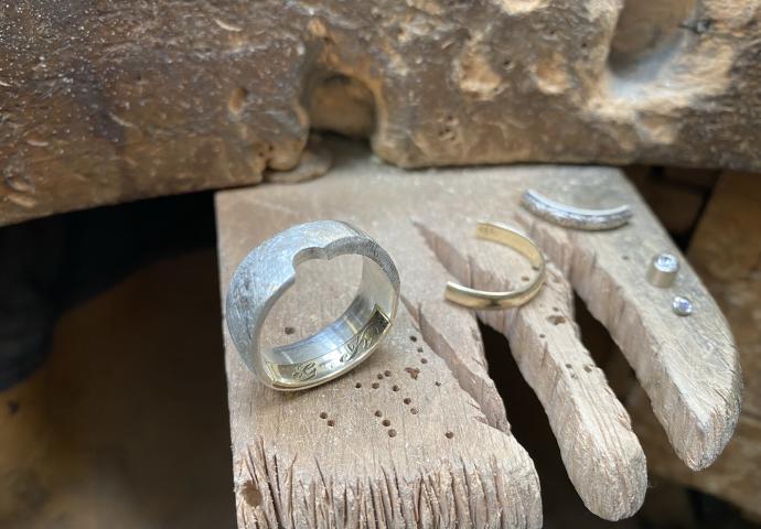 Schiene mit Original-Gravur eingearbeitet Ringschiene aus altem Schmuck eingearbeitet